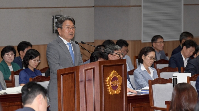 강기정 광주광역시장이 14일 오전 시의회 본회의장에서 열린 제334회 임시회 제2차 본회의 시정질문에 참석해 시정질문 답변을 하고 있다. /광주광역시 제공