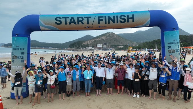 완도군, 2025 해양치유 전국 맨발 걷기 축제 개최(맨발 걷기 대회 전 참가자 단체 사진)