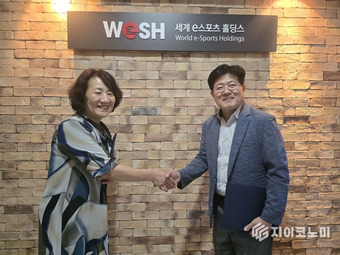 ▲인홀썸 정선미 대표. 세계이스포츠홀딩스 최낙균 총재 협약 기념사진/뉴스아이이에스