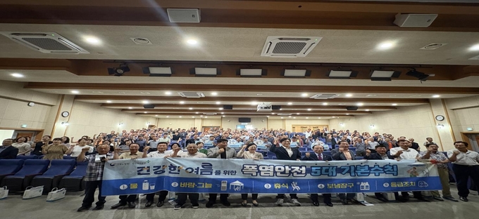 목포고용노동지청은 15일 영암군청 대회의실에서 영암군 이장단 300여 명을 대상으로 폭염 예방 교육을 진행했다. 