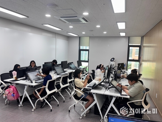 드림스타트 아동들이 지난 9일 구로창의문화예술센터에서 열린 디지털 그림 그리기 수업을 듣고 있다.