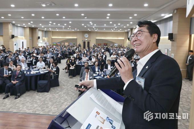 정명근 화성특례시장이 발표를 하고 있다.