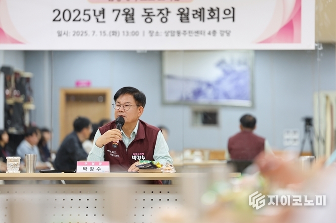 2025년 7월 동장 월례회의에서 인사말씀을 하는 박강수 마포구청장.