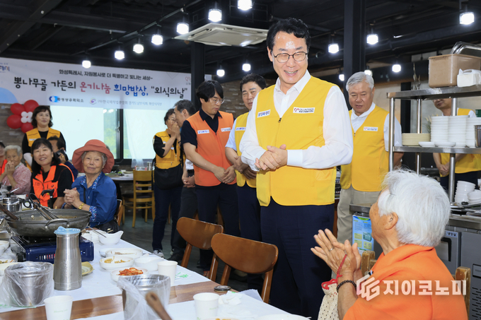 정명근 화성특례시장이 15일 온기나눔 희망밥상 행사에서 주민들과 소통하고 있다.