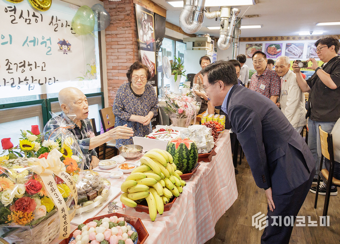 ■ 진교훈 서울 강서구청장(오른쪽)이 ‘백세 어르신 축하연 및 효잔치’를 찾아 올해로 101세를 맞이한 김 어르신(왼쪽 첫 번째)께 존경의 마음을 담아 큰절을 올린 후 덕담을 듣고 있다.