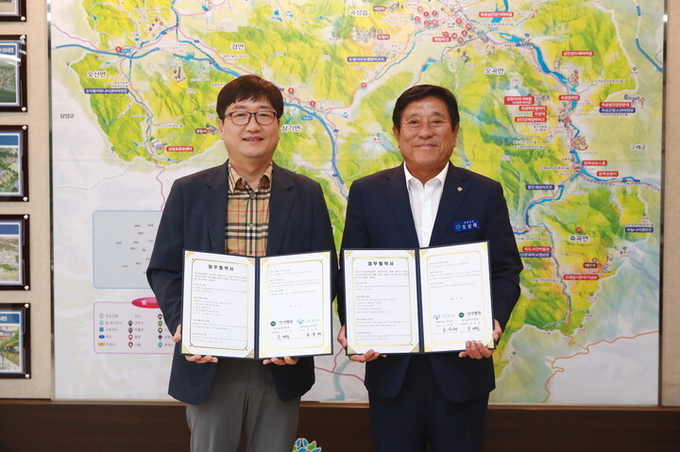 곡성군은 광주 빛고을생생병원과 의료지원 업무협약을 체결하며 전문 의료서비스 제공을 강화한다.(사진) 주대창 빛고을생생병원장과 조상래 곡성군수가 협약식 후 기념촬영을 하고 있다. 곡성군 제공