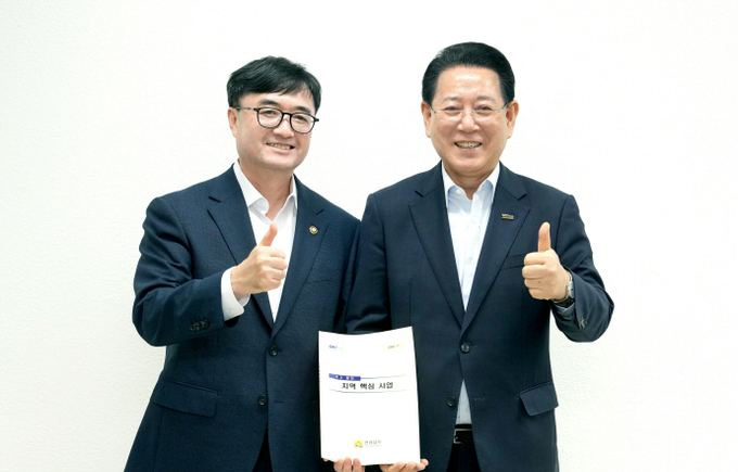 김영록 전남도지사(오른쪽)가 16일 서울지방조달청에서 임기근 기획재정부 2차관과 전남 핵심 사업 해결을 위해 면담을 진행한 뒤 기념촬영을 하고 있다. 전남도 제공