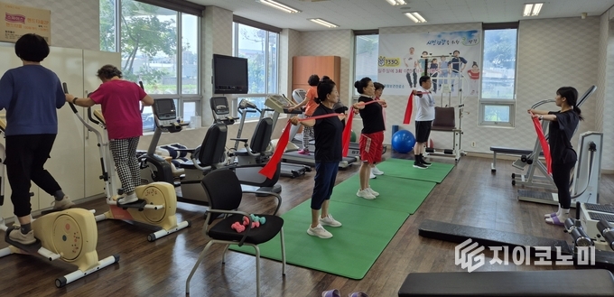 화성특례시가 10일 정림보건진료소에서 지역 주민 대상 맞춤 건강 체조교실을 운영하고 있다.