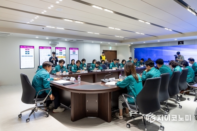 호우 예비특보 발령에 따라 풍수해 대비 비상대책회의를 하고 있는 박강수 마포구청장과 관계 부서장들.