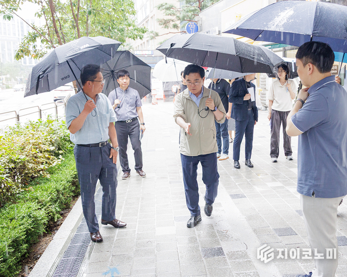 진교훈 서울 강서구청장(맨 앞 왼쪽 두 번째)이 보도침하 공사가 완료된 마곡 엠밸리7단지 정문 앞 일대를 주민들과 함께 살펴보고 있다.