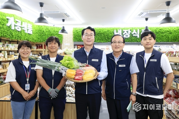 정명근 화성특례시장이 16일 로컬푸드 직매장 유앤아이점 직원들을 격려하고 함께 기념촬영을 하고 있다.