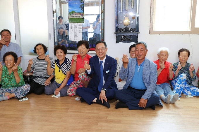 명현관 해남군수가 문내면 경로당을 찾아 어르신들의 여름철 건강과 안전을 살폈다. 해남군 제공