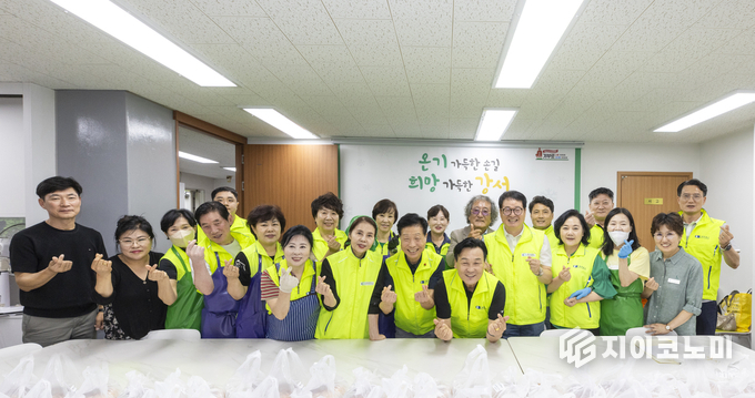 사진=강서구의회 제공, 박성호 강서구의회 의장과 강서구상공회 반찬나눔봉사단.