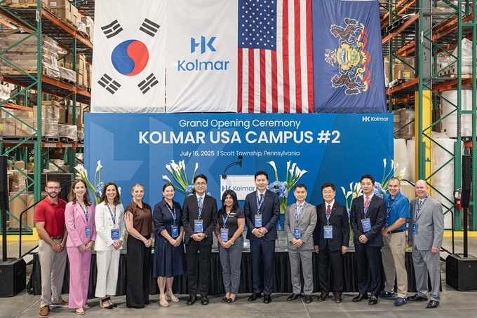 콜마USA 제2공장 준공식에서 윤상현 부회장을 비롯한 한국콜마 관계자들과 펜실베니아주 주요 인사들이 기념사진을 촬영하고 있다. (윤상현 콜마그룹 부회장(사진 오른쪽에서 6번째), 허용철 콜마USA 대표이사 사장(사진 오른쪽에서 4번째), 브리짓 코시에로스키 펜실베니아주 하원의원(사진 왼쪽에서 2번째)) (사진=한국콜마)
