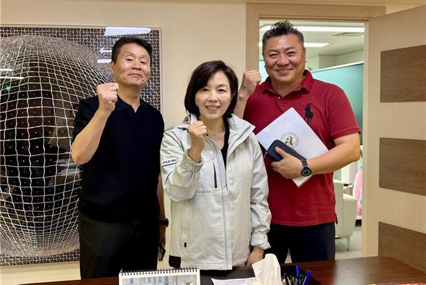 서울특별시농구협회와의 간담회 후 기념촬영하는 김경 위원장(가운데)
