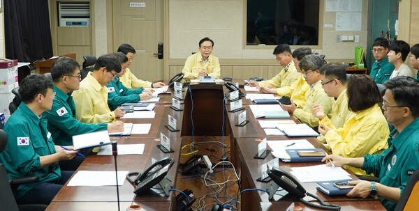 윤병태 시장이 재난안전대책본부에서 비상상황 대책 회의를 주재하고 있다. 나주시 제공
