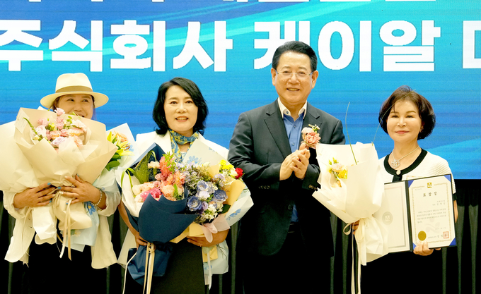 김영록 전라남도지사가 17일 무안군 남악 스카이웨딩컨벤션에서 열린 '한국여성경제인협회 전남지회 창립 11주년 기념식'에서 모범 여성경제인들에게 도지사 표창을 수여하고 기념촬영을 하고 있다. 전남도 제공