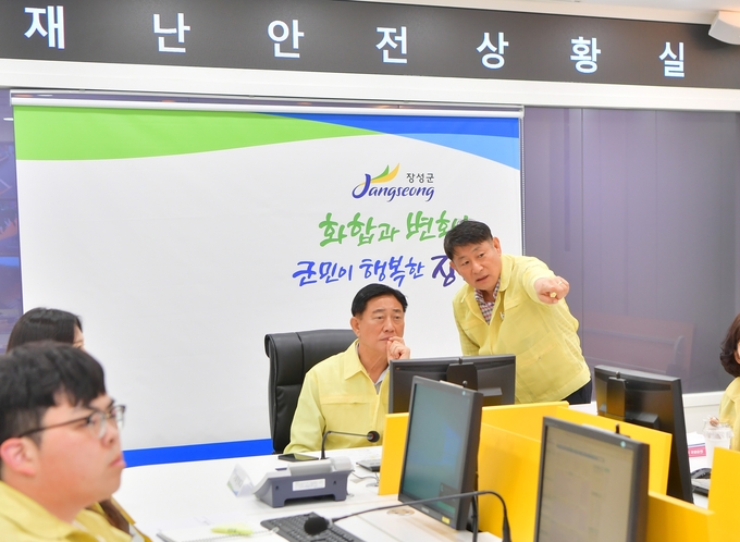 김한종 장성군수가 17일 재난안전상황실에서 호우상황을 확인하고 있다. 장성군 제공