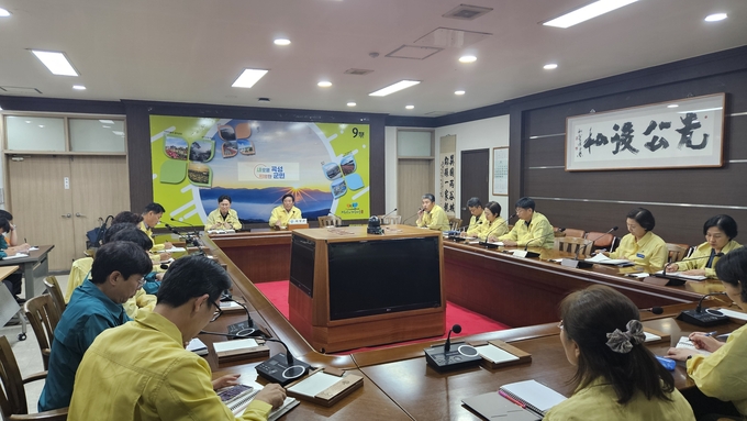 곡성군청 소통마루에서 조상래 군수가 집중호우 대응 긴급 대책 회의를 주재하고 있다. 곡성군 제공