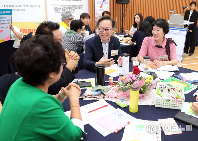 지난해 주민총회에서 유성훈 금천구청장이 주민들과 지역 현안에 대해 토론하고 있다.