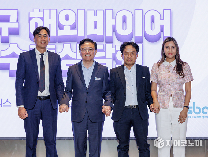 진교훈 서울 강서구청장(왼쪽 두 번째)이 코엑스마곡에서 열린 ‘해외바이어 초청 강서구 수출상담회’에서 베트남, 태국 기업 3곳과 ‘지역 중소기업의 해외 진출을 위한 업무협약’을 체결하고 기념촬영을 하고 있다.