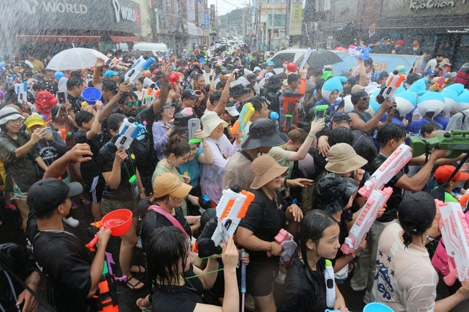 정남진장흥물축제의 하이라이트 ‘살수대첩 거리 퍼레이드’가 중앙로 일대에서 펼쳐지고 있다. 사방에서 쏟아지는 물줄기 속에 시민들과 관광객들이 시원한 물싸움을 즐기고 있다. 장흥군 제공