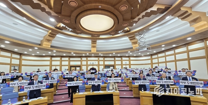 광복 80주년 및 제77주년 제헌절 기념, ‘희망대한민국’ 행사에 수상자와 내외빈들이 희망대한민국 타월을 들고 희망대한민국 퍼포먼스를 선보이고 있다