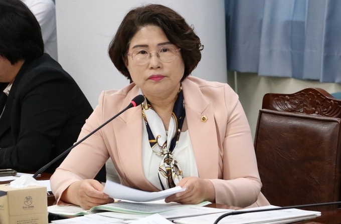 김화신 의원 2025년도 기획조정실 소관 업무보고의 건 심사를 하고 있다. 전남도의회 제공