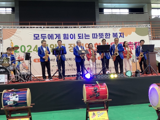 오는 7월 20일 열리는 ‘월출 색소폰 앙상블’ 야외 음악회가 펼쳐질 영암 기찬랜드 빛찬광장 전경. 지역민의 손으로 만들어지는 생활문화 무대가 이곳에서 펼쳐질 예정이다. 사진은 지난해 열린 월출 색소폰 앙상블’. 영암군 제공