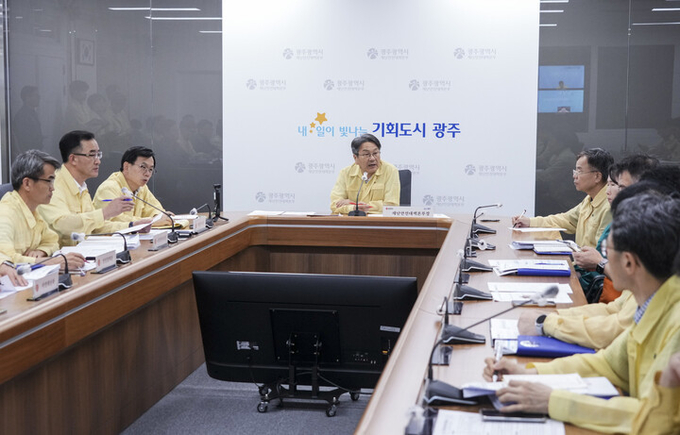 강기정 광주시장이 17일 오후 11시 시청 17층 재난안전대책본부 회의실에서 열린 '호우 대비 상황판단회의'에 참석해 회의를 주재하고 있다. 광주광역시 제공
