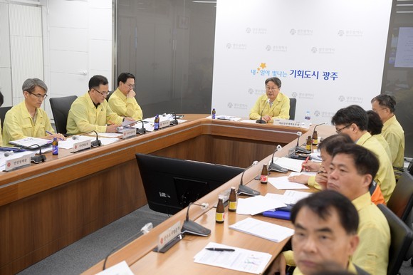강기정 광주광역시장이 18일 오전 시청 재난상황실에서 이재명 대통령 주재로 열린 ‘집중호우 대처상황 점검회의’에 참석해 호우 대처 상황 및 계획을 보고하고 있다. 광주광역시 제공