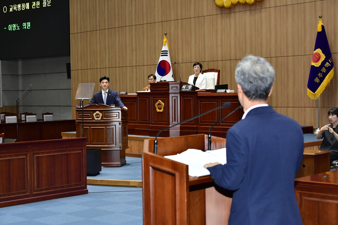 광주시의회 이명노 의원이 제334회 임시회 시정질문에서 교육청의 체벌 대응 실태에 대해 질의하고 있다. 이 의원은 최근 발생한 교사 폭행 사건과 교육청의 미온적 대응을 지적하며, 학생 인권 보호를 위한 실효성 있는 대책 마련을 촉구했다. 광주광역시의회 제공