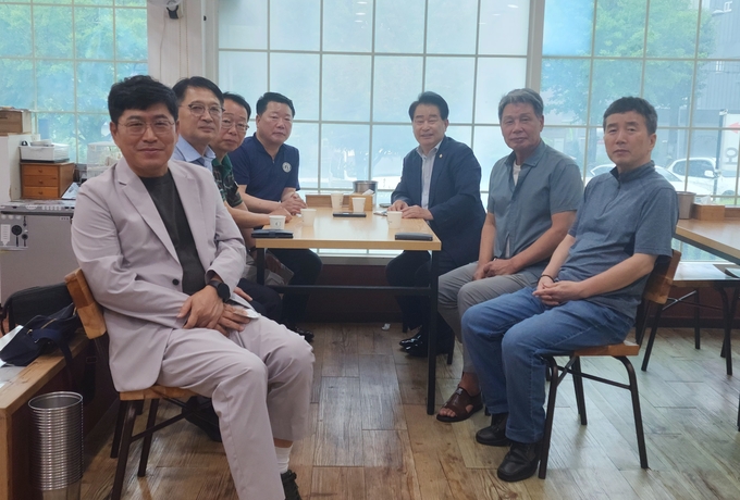 지산유원지 문화예술공간 조성을 논의한 박종균 동구의원과 관계자들이 차담회 후 기념촬영을 하고 있다.