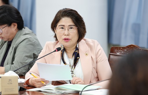 김화신 전남도의원이 인구전략추진센터 운영 현황을 점검하고, 여순사건 지원단과 함께 진상 규명 진행 상황을 살펴보며 철저한 마무리를 당부하고 있다. 전남도의회 제공