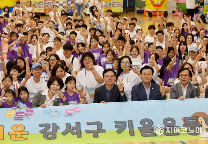 진교훈 서울 강서구청장(맨 앞줄 오르쪽 세 번째)이 가양레포츠센터에서 열린 ‘다함께 즐거운 강서구 키움 운동회’에서 참여자들과 함께 손가락 브이를 하며 기념촬영을 하고 있다.