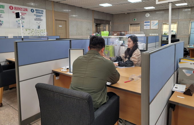 전남도가 건설업계 자금난 해소를 위해 올해 처음으로 200억 원 규모의 전용 운영자금을 신설했다.(중소기업 지원- 정책자금 상담) 전남도 제공