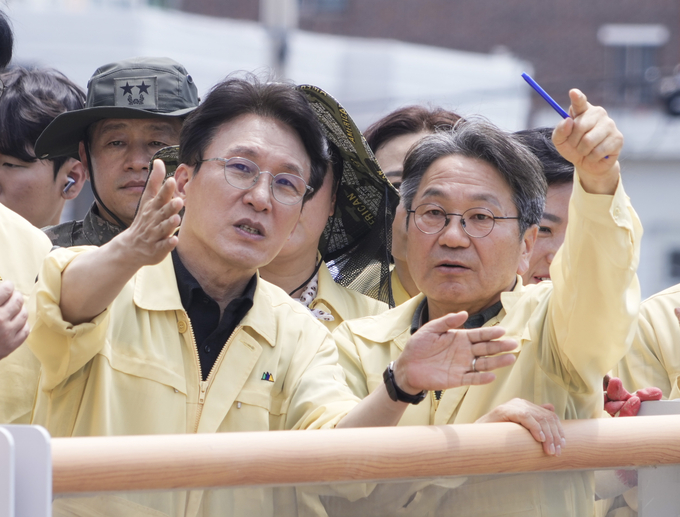 김민석 국무총리와 강기정 광주시장이 북구 수해 현장을 찾아 피해 상황을 살피고, 복구 방안과 특별재난지역 지정을 논의하고 있다. 광주시 제공