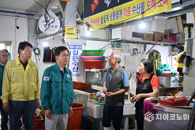 김태흠 지사와 윤호중 행정안전부 장관 등, 당진 어시장 방문