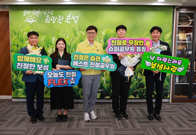 보성군, 2025년 상반기 베스트 친절공무원 4명 선정해 표창(사진) 김철우 보성군수가 노란 민방위복을 입고 수상자들과 기념촬영을 하고 있다. 보성군 제공
