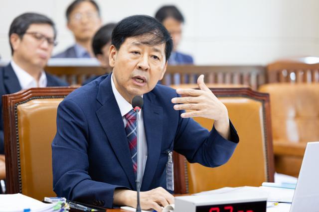 구윤철 부총리 겸 기획재정부 장관이 후보자 신분이었던 17일 서울 여의도 국회 기획재정위원회에서 열린 인사청문회에서 의원 질의에 답하고 있다. 