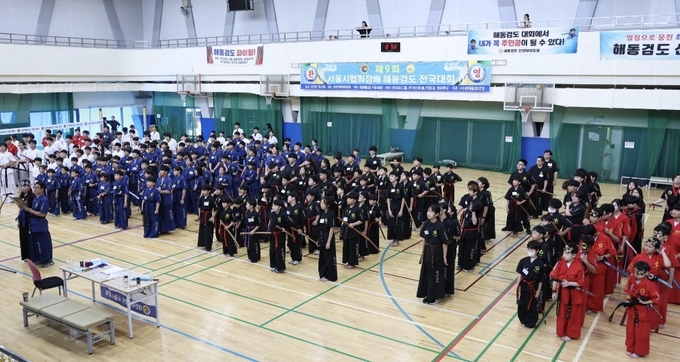 300여 명의 선수들이 도복을 갖춰 입고 행사제9회 서울시협회장배 해동검도 전국대회 개회식에서 선수단 대표가 개회선언을 하고 있다(사진= 해동검도 서울시협회 제공)