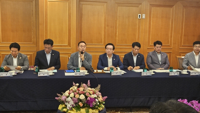 목포시와 민주당 지역위원회가 함께한 예산정책협의회 현장. 내년도 국비 확보와 지역 현안 해결을 위해 머리를 맞댔다. 목포시의회 제공