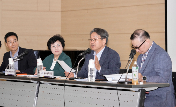 강기정 광주광역시장이 22일 오후 광주교통문화연수원에서 열린 '택시요금 현실화를 위한 광주시민 공청회'에 참석해 참석자들과 택시요금 적정 산정 용역 결과를 공유한 뒤 의견을 나누고 있다. 광주광역시 제공