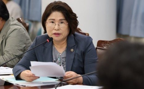 도민의 날 행사를 앞두고 주차 공간 부족과 교통 혼잡 우려가 커지고 있다. 김화신 도의원이 행사 준비와 안전 대책 마련을 촉구하며 현장 점검을 강조했다. 전남도의회 제공