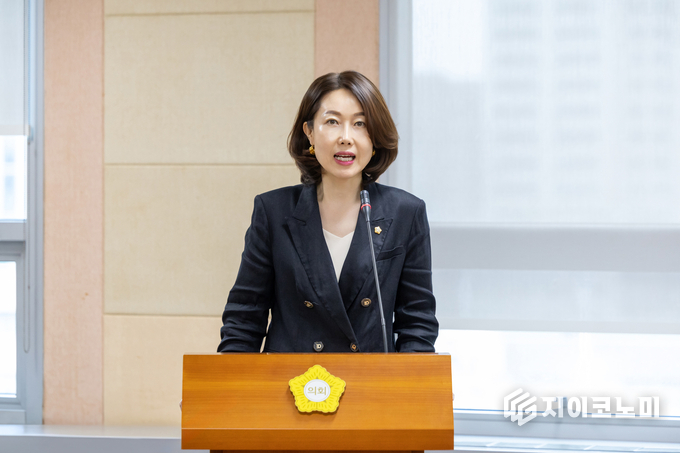 구로구의회 전미숙 의원이 상임위원회에서 조례안을 대표발의 하고 있다.
