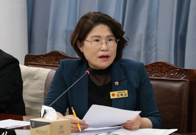 전라남도의회 김화신 의원이 인재평생교육진흥원 업무보고에서 라이즈 사업의 지역 편중 문제와 예산 투명성 강화를 촉구하고 있다. 전남도의회 제공