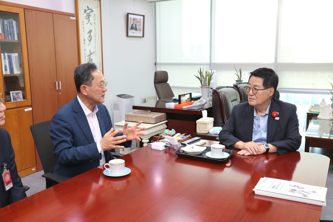 명현관 해남군수가 22일 국회를 방문해 박지원 국회의원과 면담하며 내년도 정부예산안 반영과 녹색융합클러스터 등 주요 현안 사업 지원을 요청하고 있다. 해남군 제공