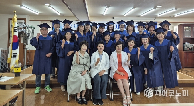 22일 화성특례시 미용 기술교육을 수료한 수강생들이 기념촬영을 하고 있다.