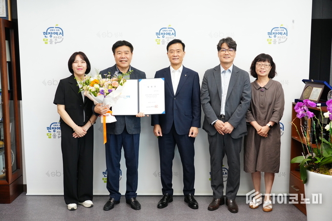 이승로 성북구청장(오른쪽)과 성북복지재단 관계자들이 기념촬영을 하고 있다.