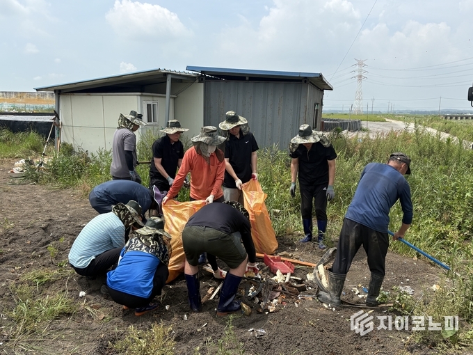 충남도 수산자원과 직원들이 집중호우로 침수피해를 입은 당진시 해면 양식어가 복구 지원